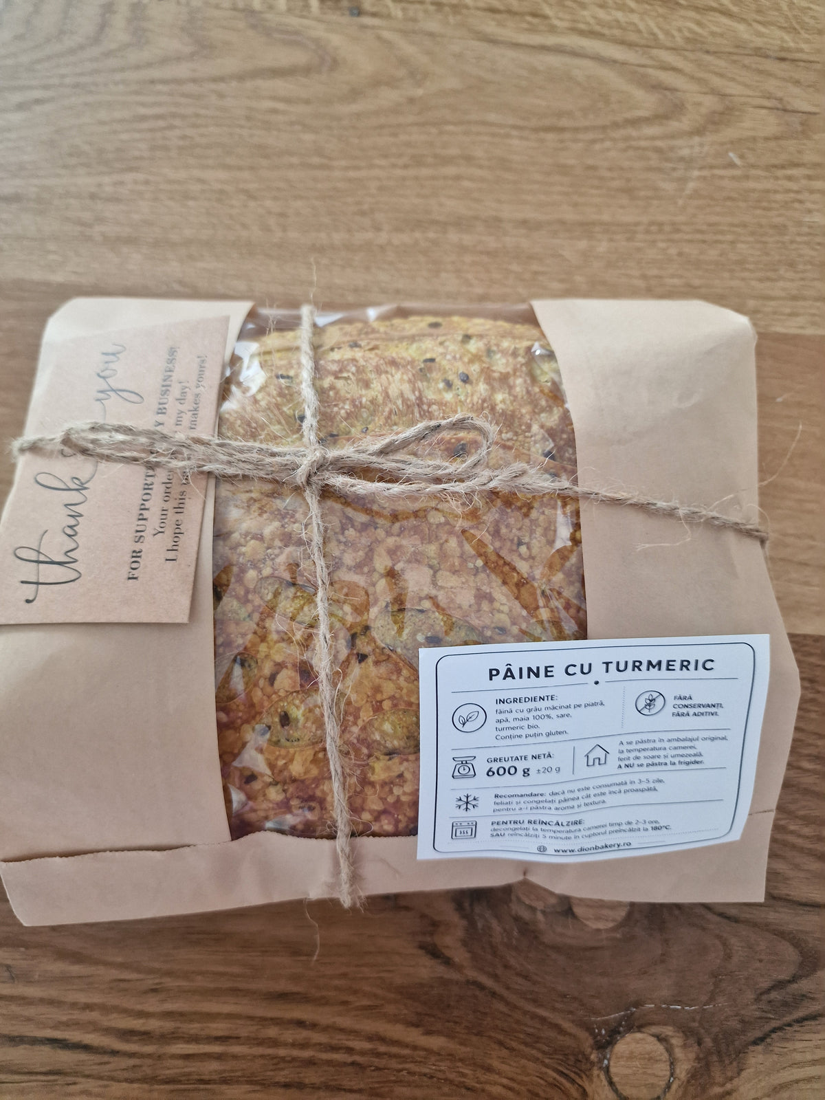 Pâine cu turmeric simplă/ cu mac sau cu semințe de in
