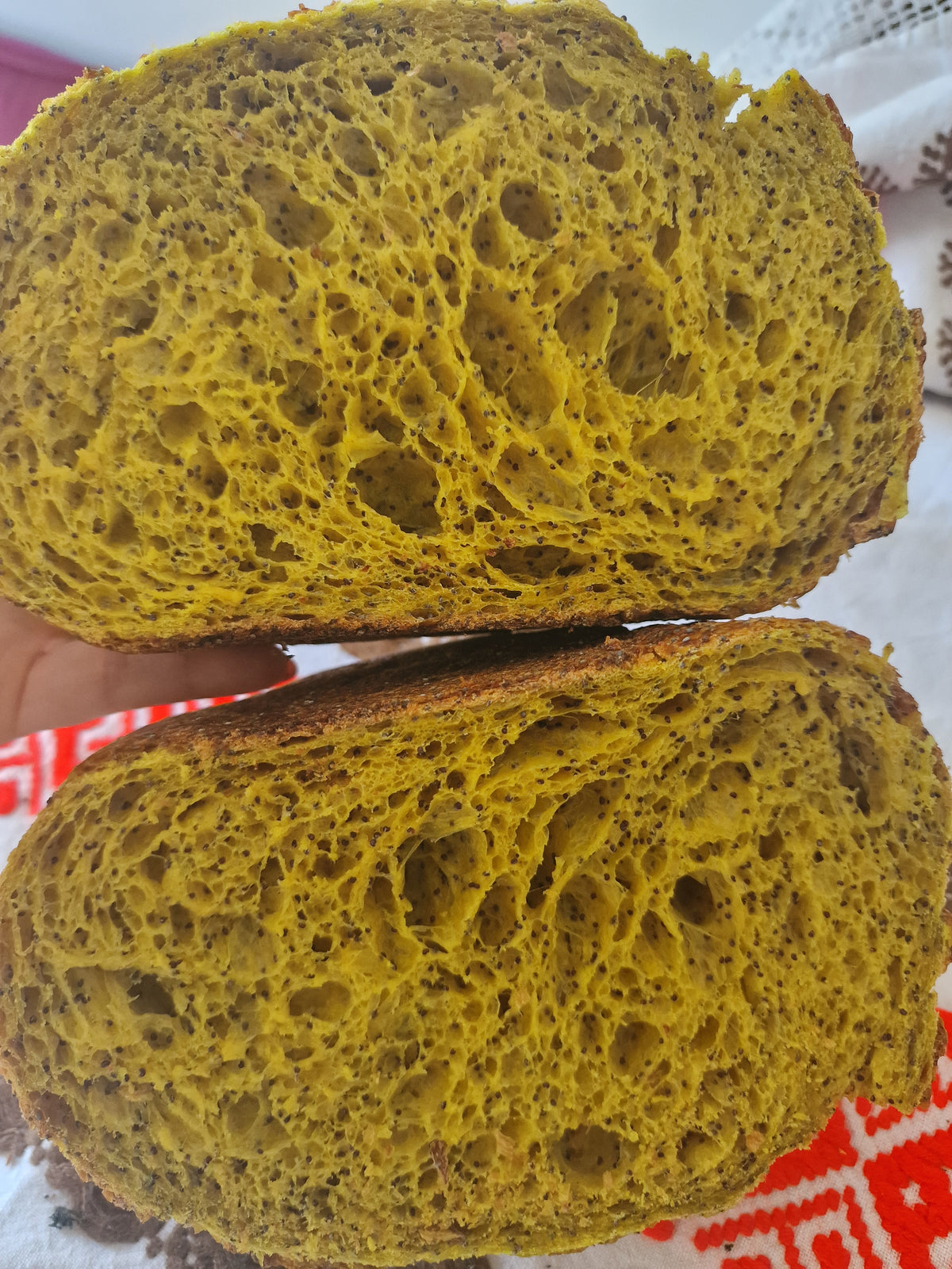 Pâine cu turmeric simplă/ cu mac sau cu semințe de in