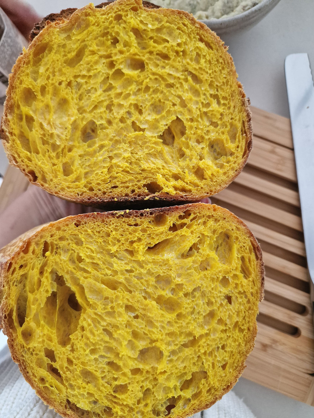 Pâine cu turmeric simplă/ cu mac sau cu semințe de in